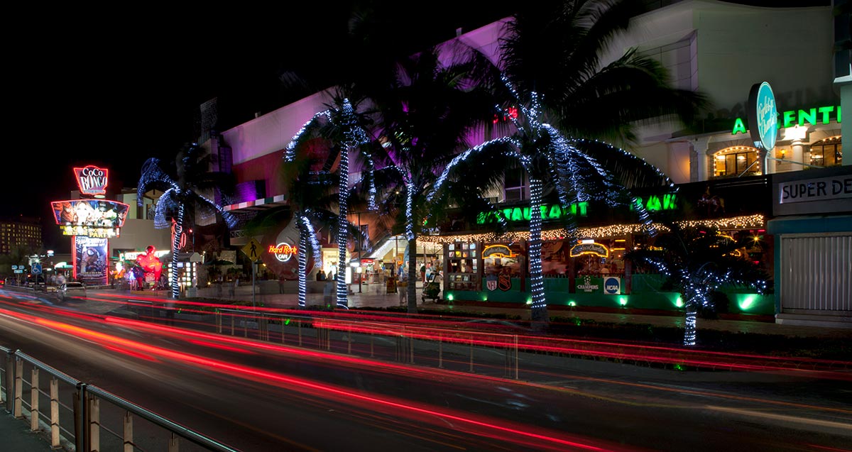 Calle de Cancún con los mejores restaurantes del centro