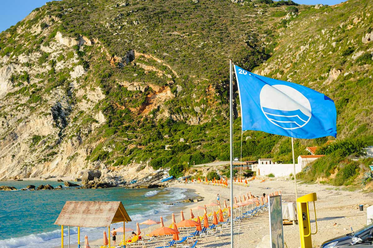 Bandera de blue Flag en la playa