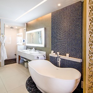 Las suites de Garza Blanca Los Cabos son un refugio perfecto frente al mar. Descubre la perfección en cada detalle a través de nuestra galería de fotos.