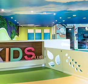 Garza Blanca es uno de los mejores resorts familiares todo incluido en Cancún. Este fabuloso club para niños es un lugar en el que podrán jugar, aprender y divertirse. La mejor parte es que el acceso a este no tiene costo para niños de 4 a 12 años.