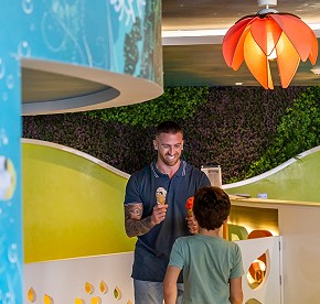 Garza Blanca es uno de los mejores resorts familiares todo incluido en Cancún. Este fabuloso club para niños es un lugar en el que podrán jugar, aprender y divertirse. La mejor parte es que el acceso a este no tiene costo para niños de 4 a 12 años.