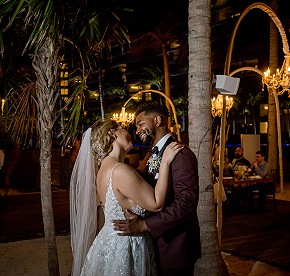 Inspírate con momentos reales de bodas capturados en Garza Blanca Cancún. Vistas al mar, decoración elegante y recuerdos atemporales te esperan.