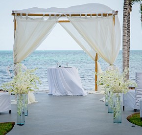Inspírate con momentos reales de bodas capturados en Garza Blanca Cancún. Vistas al mar, decoración elegante y recuerdos atemporales te esperan.