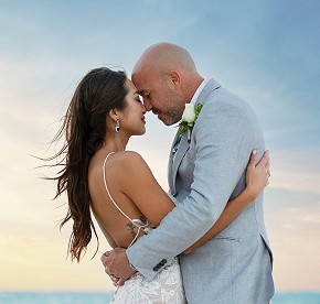Inspírate con momentos reales de bodas capturados en Garza Blanca Cancún. Vistas al mar, decoración elegante y recuerdos atemporales te esperan.
