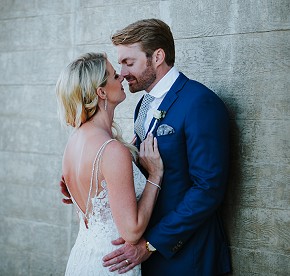 Cada imagen cuenta una historia de amor en Garza Blanca Los Cabos. Descubre la magia de nuestras bodas a través de nuestra galería fotográfica.