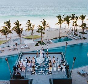 Cada imagen cuenta una historia de amor en Garza Blanca Los Cabos. Descubre la magia de nuestras bodas a través de nuestra galería fotográfica.