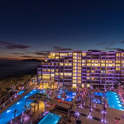 Echa un vistazo a nuestras piscinas, terrazas, el Spa, el gimnasio, nuestro centro de diversión familiar, restaurantes y más.