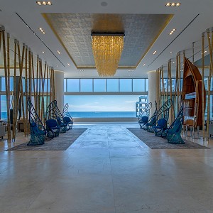 Echa un vistazo a nuestras piscinas, terrazas, el Spa, el gimnasio, nuestro centro de diversión familiar, restaurantes y más.
