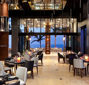 La cocina de clase mundial se encuentra con la belleza natural en nuestros restaurantes en Los Cabos. Descubre la fusión perfecta a través de nuestras fotos.