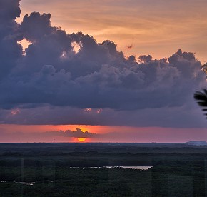 Explora nuestro rooftop a través de una galería de fotos deslumbrante. Descubre vistas panorámicas impresionantes y momentos inolvidables en Cancún.