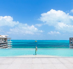 Explora nuestro rooftop a través de una galería de fotos deslumbrante. Descubre vistas panorámicas impresionantes y momentos inolvidables en Cancún.