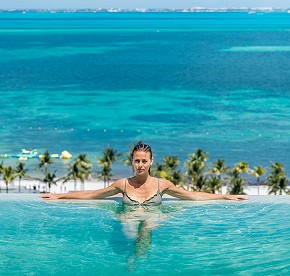 Explora nuestro rooftop a través de una galería de fotos deslumbrante. Descubre vistas panorámicas impresionantes y momentos inolvidables en Cancún.