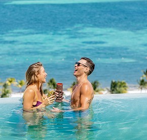 Explora nuestro rooftop a través de una galería de fotos deslumbrante. Descubre vistas panorámicas impresionantes y momentos inolvidables en Cancún.