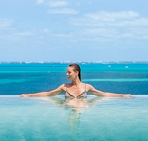 Explora nuestro rooftop a través de una galería de fotos deslumbrante. Descubre vistas panorámicas impresionantes y momentos inolvidables en Cancún.