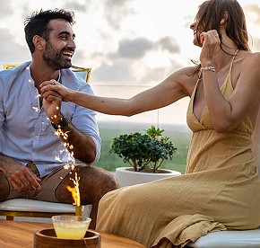 Explora nuestro rooftop a través de una galería de fotos deslumbrante. Descubre vistas panorámicas impresionantes y momentos inolvidables en Cancún.