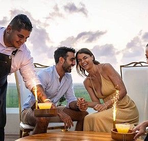 Explora nuestro rooftop a través de una galería de fotos deslumbrante. Descubre vistas panorámicas impresionantes y momentos inolvidables en Cancún.