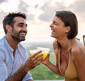 Explora nuestro rooftop a través de una galería de fotos deslumbrante. Descubre vistas panorámicas impresionantes y momentos inolvidables en Cancún.