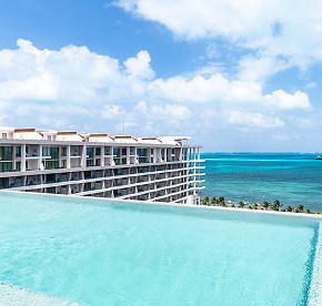 Explora nuestro rooftop a través de una galería de fotos deslumbrante. Descubre vistas panorámicas impresionantes y momentos inolvidables en Cancún.