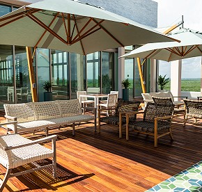 Explora nuestro rooftop a través de una galería de fotos deslumbrante. Descubre vistas panorámicas impresionantes y momentos inolvidables en Cancún.