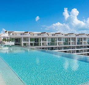 Explora nuestro rooftop a través de una galería de fotos deslumbrante. Descubre vistas panorámicas impresionantes y momentos inolvidables en Cancún.