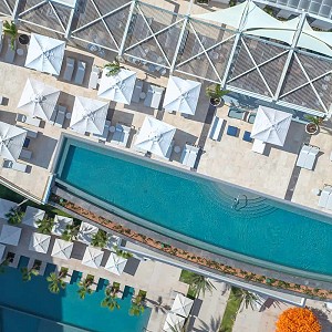 Relajación con estilo, audaces cocteles y exquisitos bocadillos en un ambiente sofisticado, con impresionantes vistas del océano…
