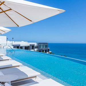 Relajación con estilo, audaces cocteles y exquisitos bocadillos en un ambiente sofisticado, con impresionantes vistas del océano…