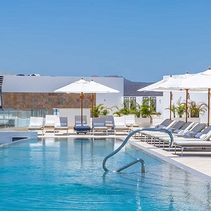 Relajación con estilo, audaces cocteles y exquisitos bocadillos en un ambiente sofisticado, con impresionantes vistas del océano…