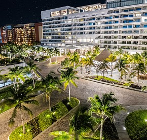 Descubre TierraLuna Cancún, donde los espacios al aire libre te invitan a conectarte con la naturaleza y explorar los vibrantes paisajes del Caribe. Ideal para los amantes de la aventura.
